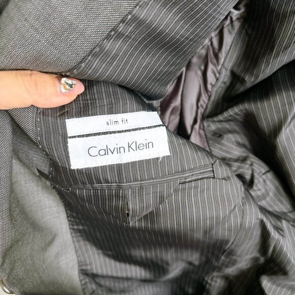 95% NEW CALVIN KLEIN MENS SUIT - Picture 5 of 10